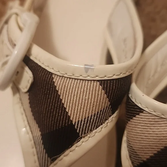 Burberry Classic Sandals - Picture 16 of 16